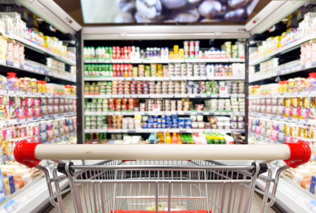 inflación de alimentos: góndola de supermercado con productos