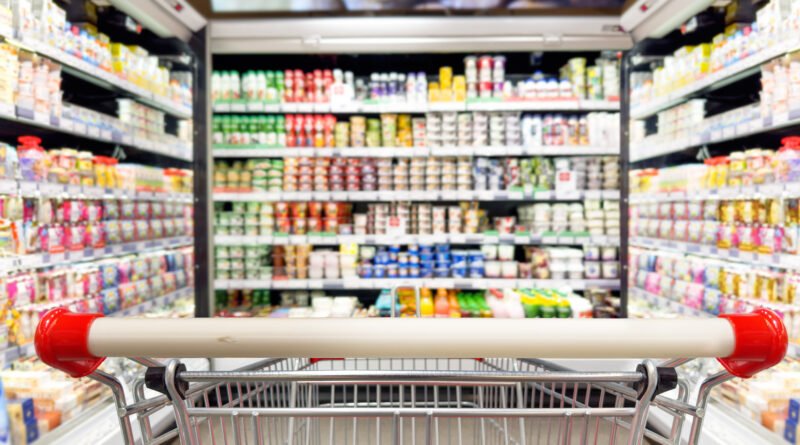inflación de alimentos: góndola de supermercado con productos