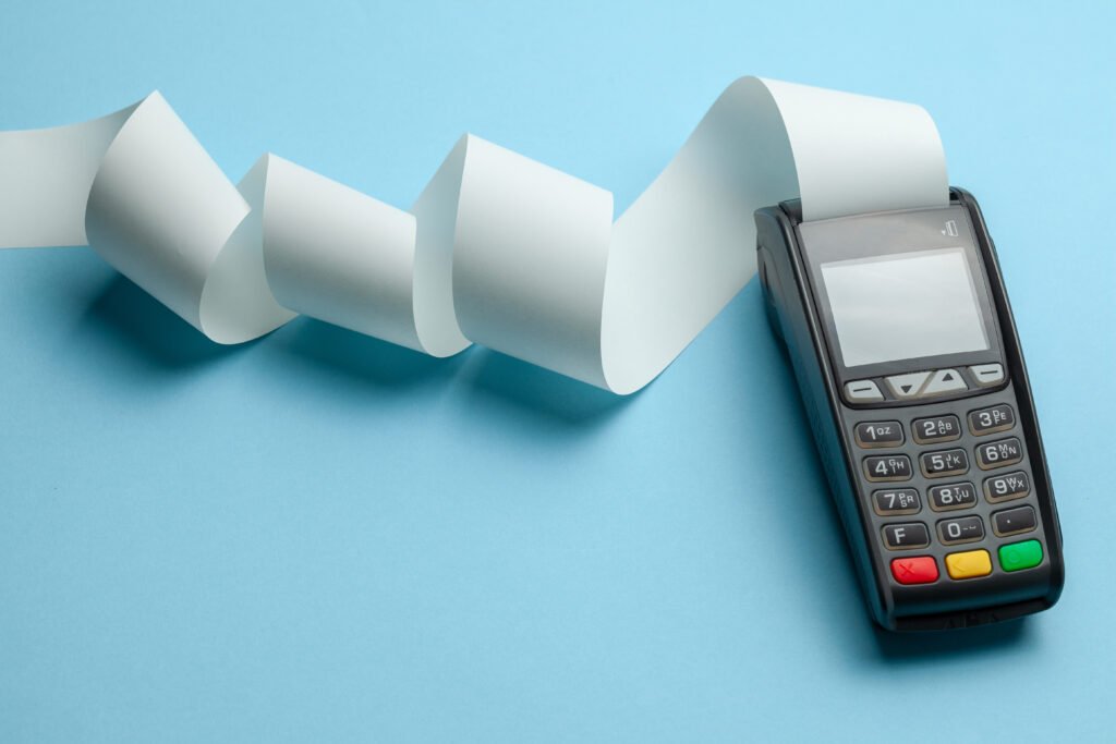 inflación de agosto: caja registradora con rollo de ticket largo
