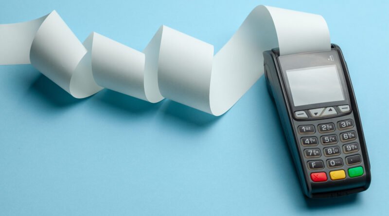 inflación de agosto: caja registradora con rollo de ticket largo