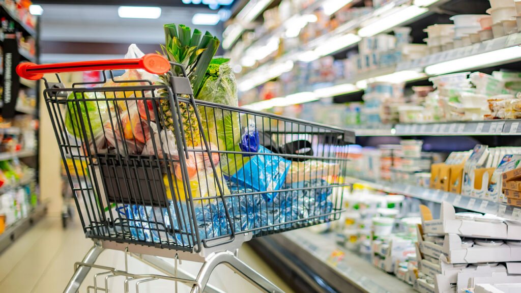 IPC de agosto: carrito de compras en un supermercado