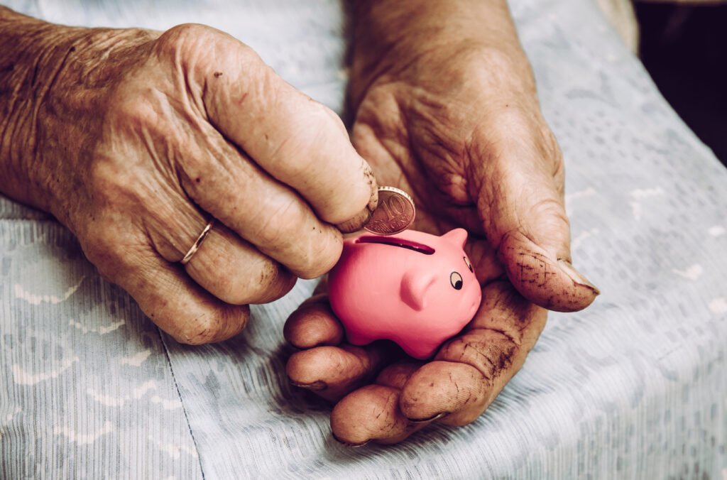 Manos de jubilada con ahorros, jubilación mínima