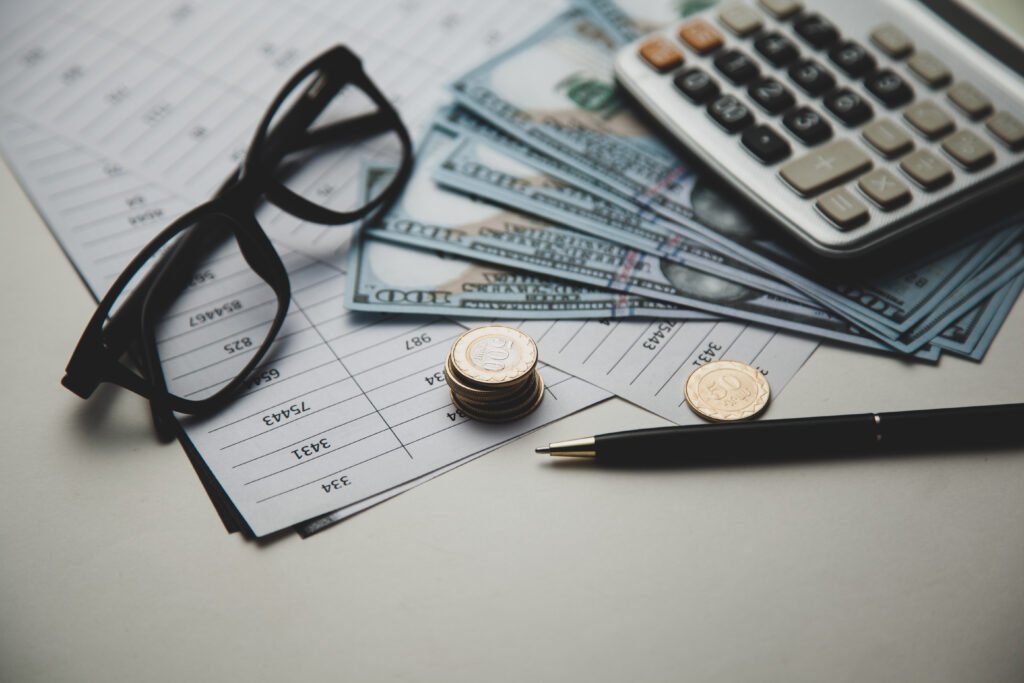 jubilaciones de ANSES: calculadora y billetes sobre una mesa