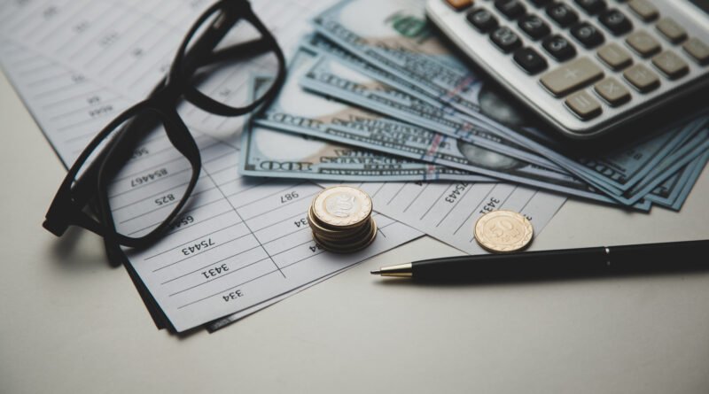 jubilaciones de ANSES: calculadora y billetes sobre una mesa