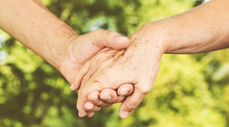 jubilaciones de septiembre: manos de personas mayores