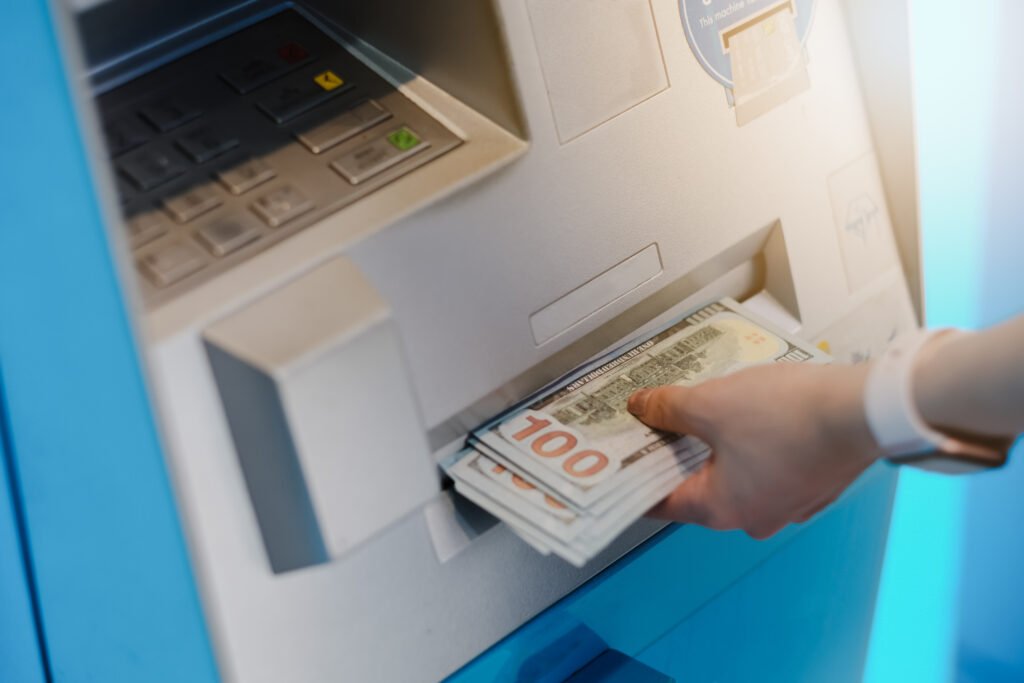 Jubilaciones de septiembre: retiro de dinero en un cajero automático