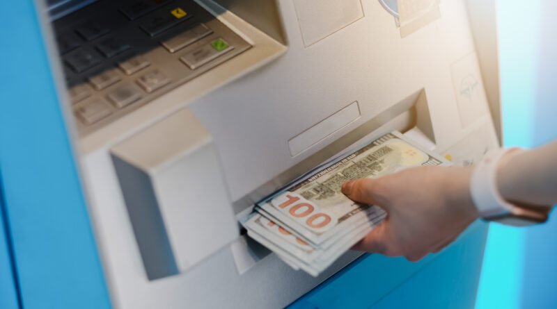 Jubilaciones de septiembre: retiro de dinero en un cajero automático