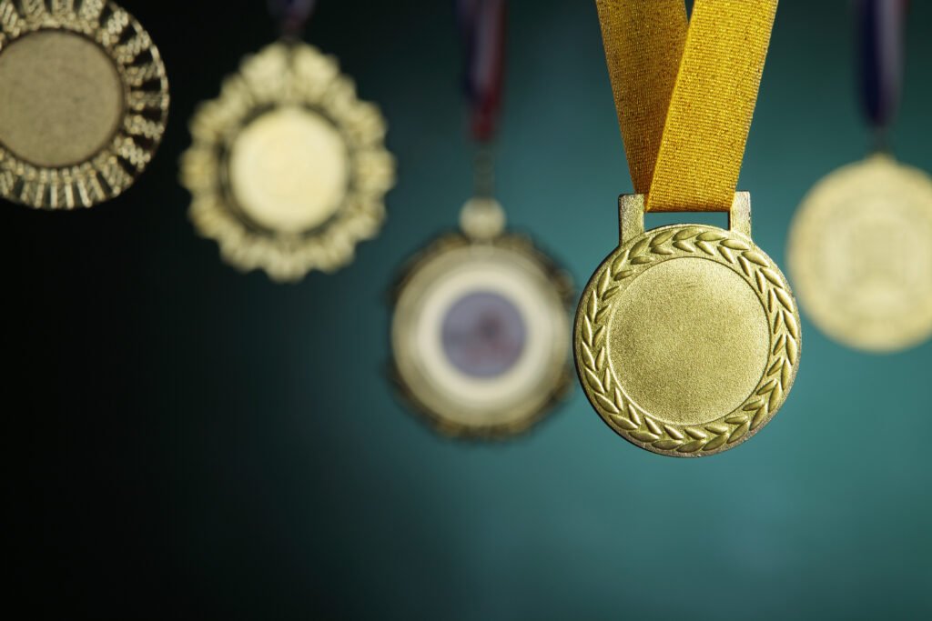 Juegos Suramericanos: medalla dorada deportiva sobre fondo neutro