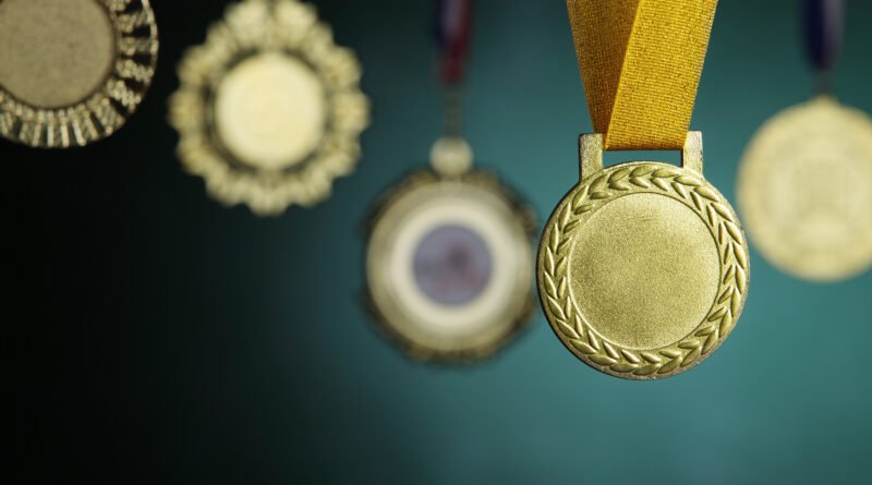 Juegos Suramericanos: medalla dorada deportiva sobre fondo neutro