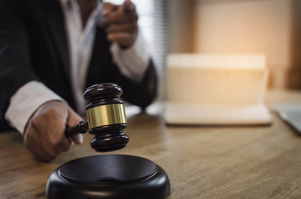 juicio por Loan: mazo de juez y documentos sobre un escritorio