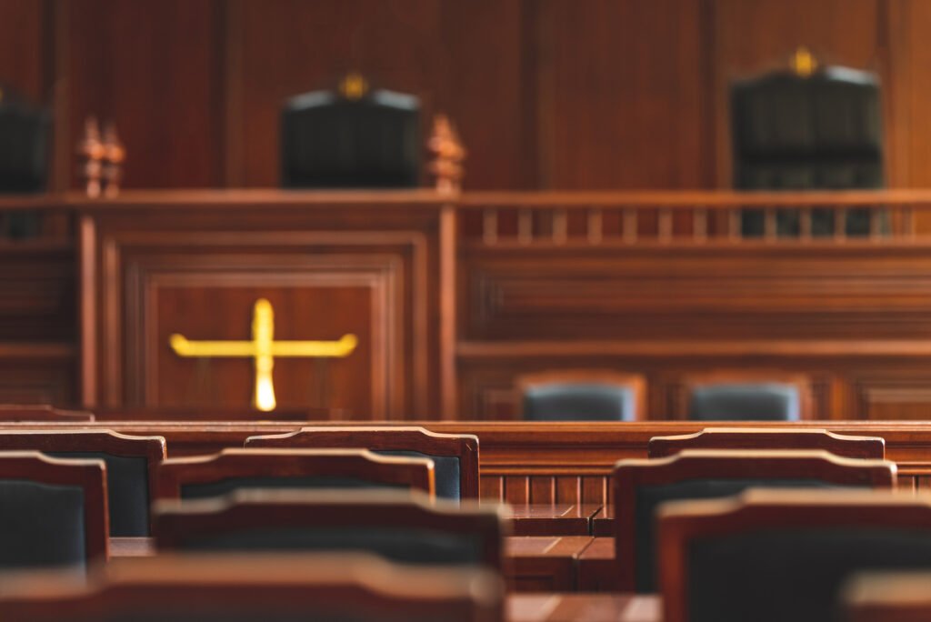 juicio a Pity Álvarez: mesa y silla en una sala de tribunal vacía