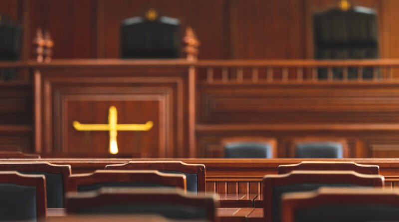 juicio a Pity Álvarez: mesa y silla en una sala de tribunal vacía