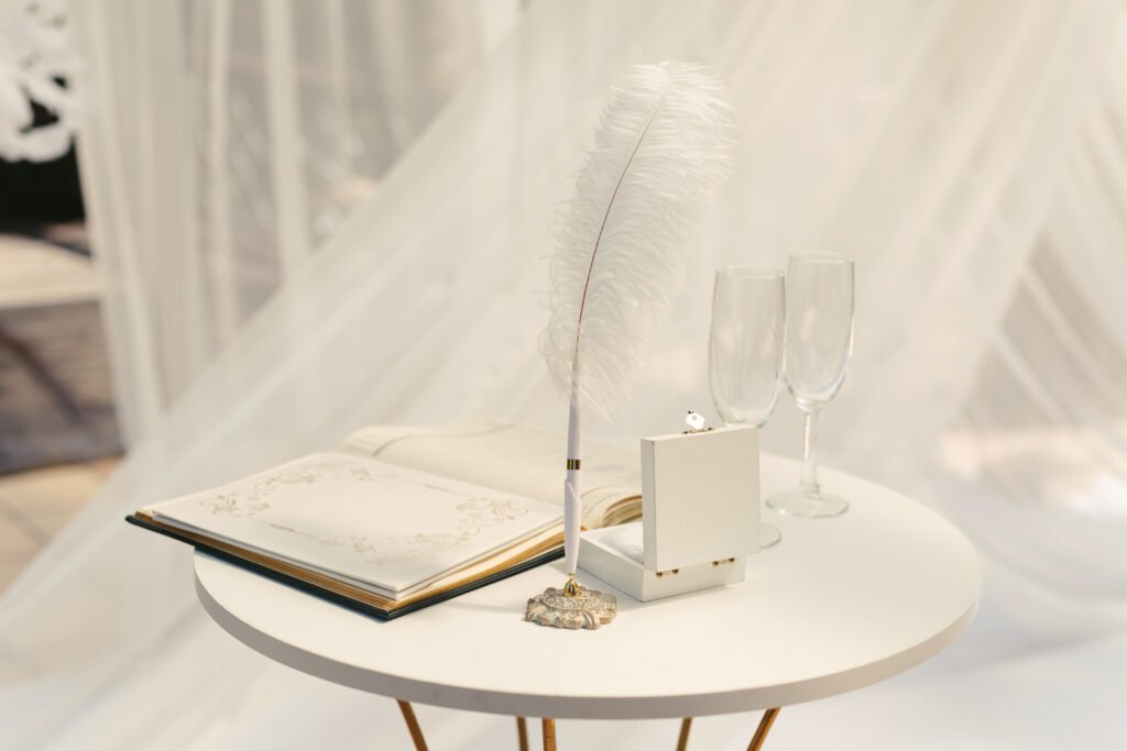 Julián Weich: copas de champagne en una mesa de casamiento