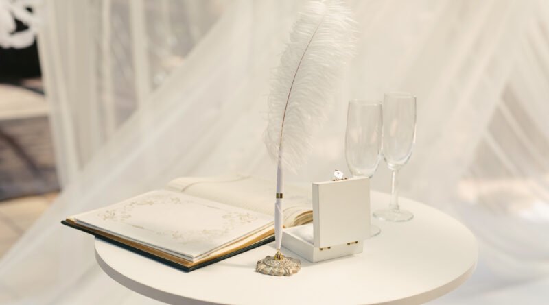 Julián Weich: copas de champagne en una mesa de casamiento