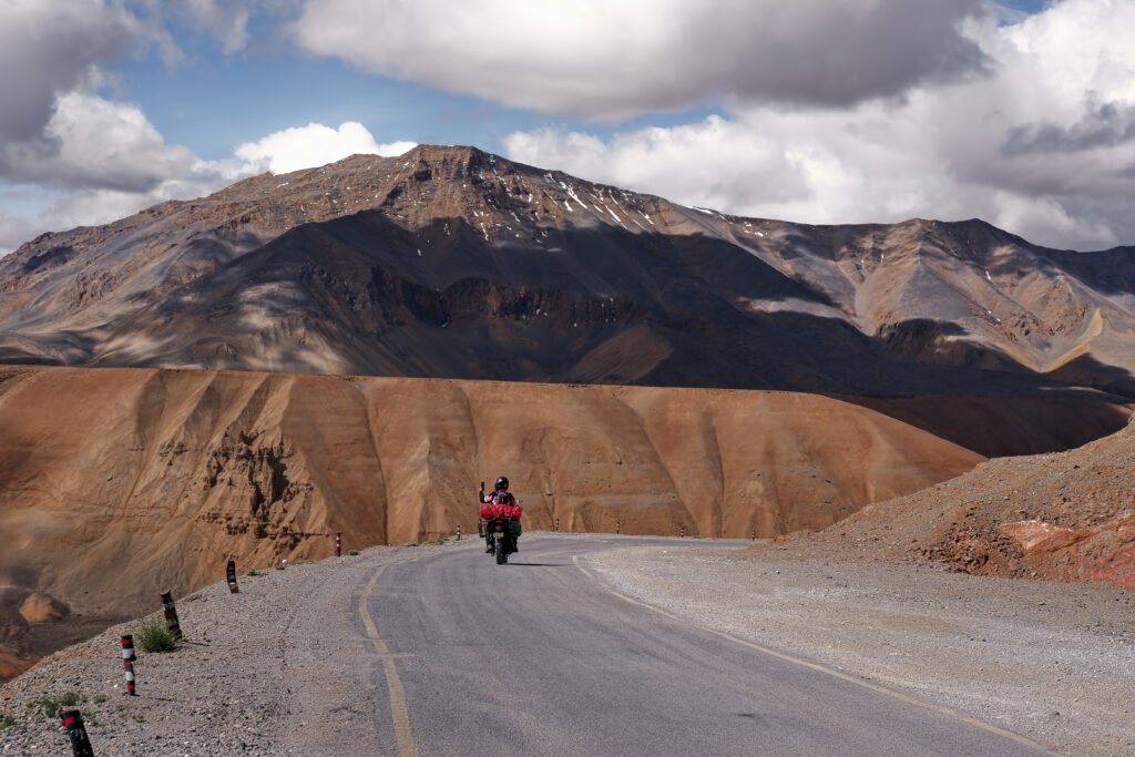 Kawasaki KLE 500: moto de aventura en un camino de montaña