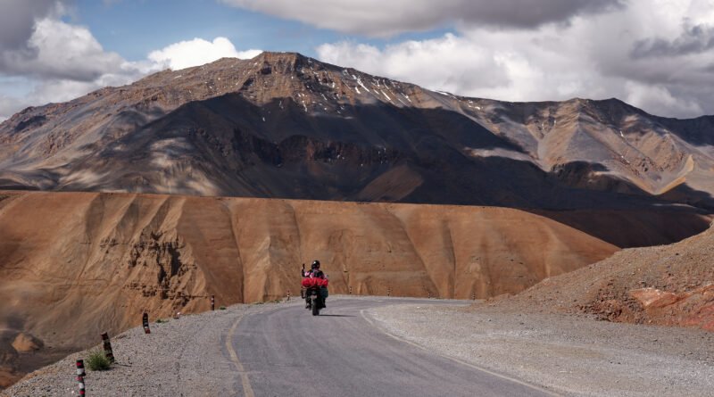 Kawasaki KLE 500: moto de aventura en un camino de montaña