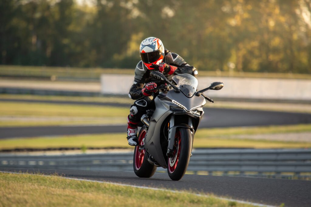 Kawasaki Z650 S: motociclista sobre una naked deportiva gris en la ruta