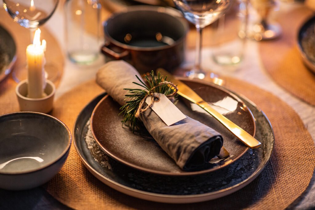 La joya de la familia: mesa navideña con velas encendidas de noche