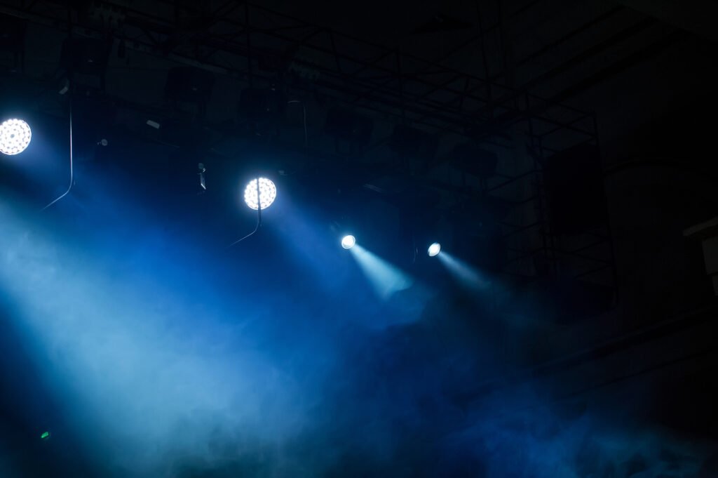Lali y Tini: escenario de recital iluminado por focos de colores