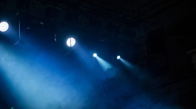Lali y Tini: escenario de recital iluminado por focos de colores