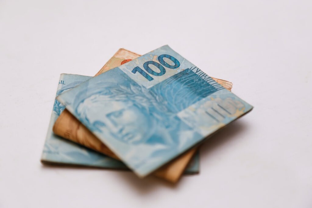 licitación del Tesoro: billetes apilados sobre una mesa
