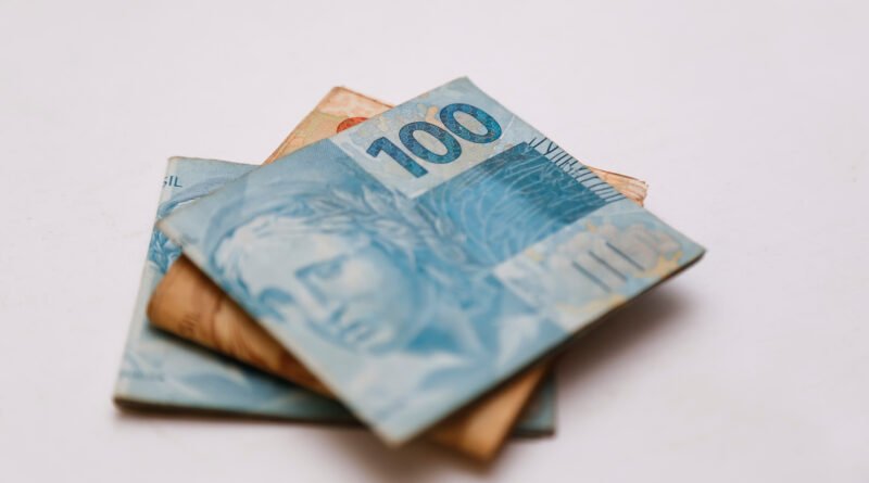 licitación del Tesoro: billetes apilados sobre una mesa