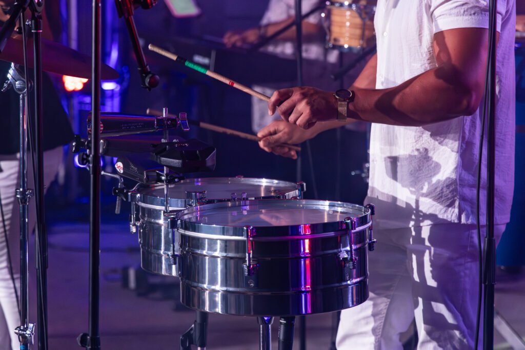 Los Palmeras: timbales de percusión iluminados en el escenario
