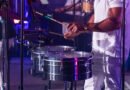 Los Palmeras: timbales de percusión iluminados en el escenario