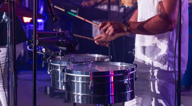Los Palmeras: timbales de percusión iluminados en el escenario