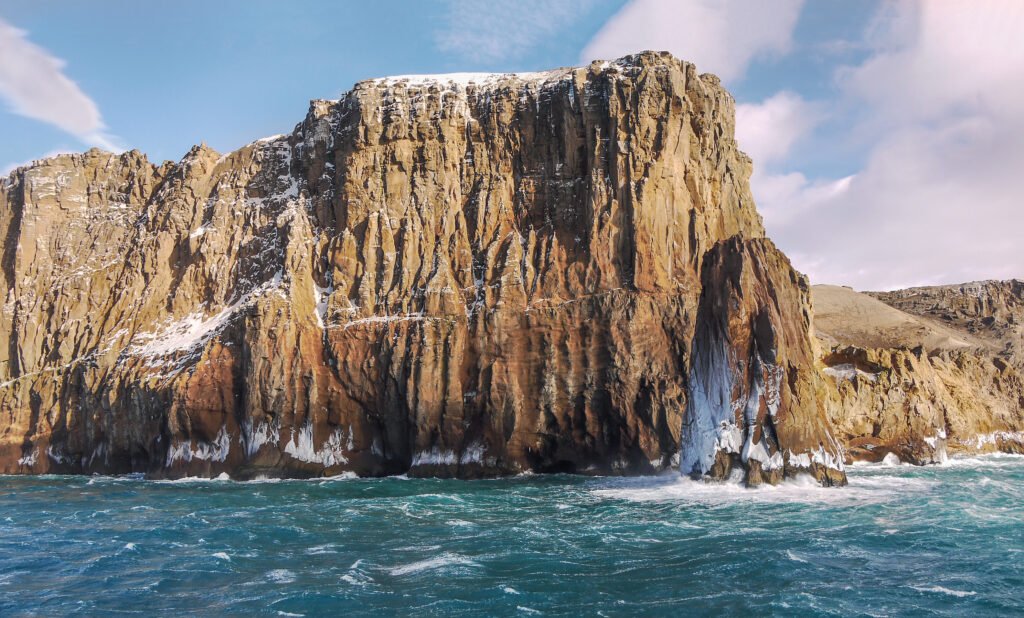 Malvinas: costa rocosa e islas del Atlántico Sur bajo cielo gris
