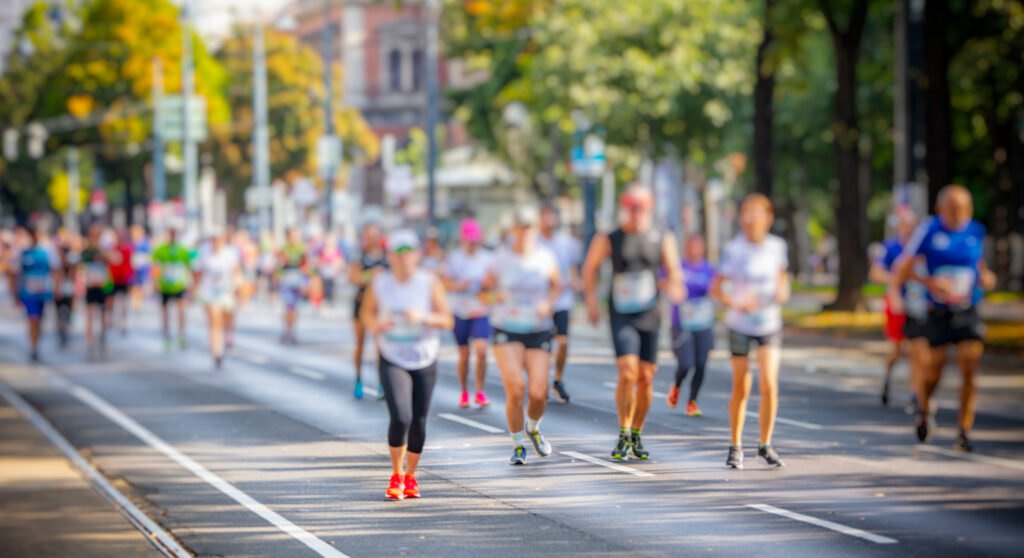 Maratón de Buenos Aires: corredores por una avenida de la ciudad