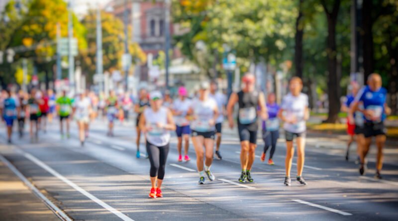 Maratón de Buenos Aires: corredores por una avenida de la ciudad
