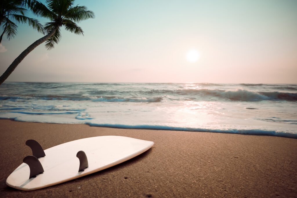 María Susini: tabla de surf en la playa al atardecer