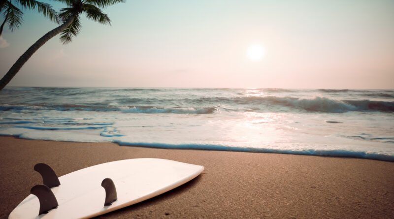 María Susini: tabla de surf en la playa al atardecer