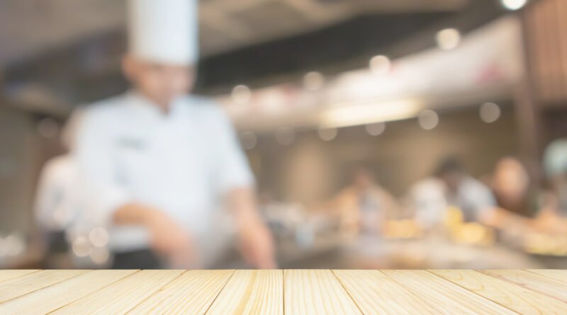 MasterChef Celebrity: cocina de restaurante con mesada de madera