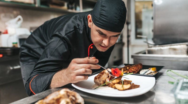 MasterChef Celebrity: chef emplatando un plato gourmet
