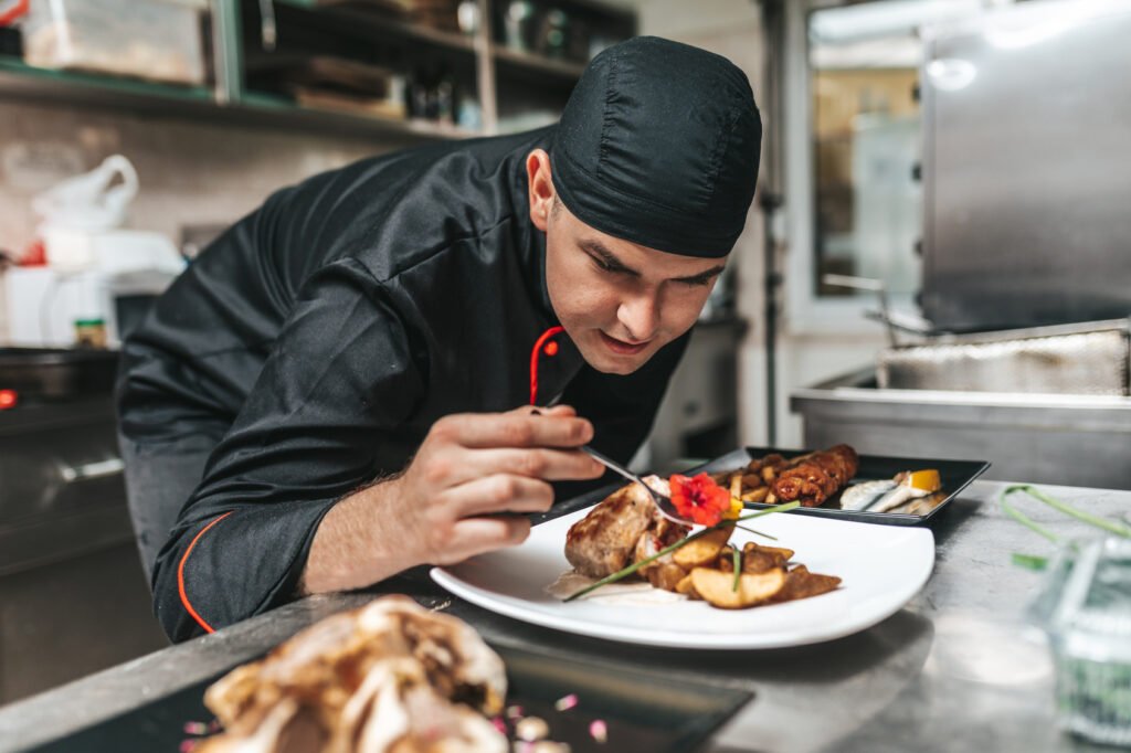 MasterChef Celebrity: chef emplatando un plato gourmet en la cocina