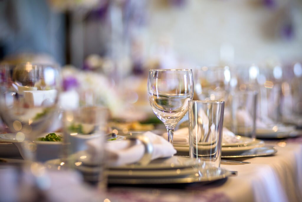 mesa de Juana Viale: mesa elegante servida con flores