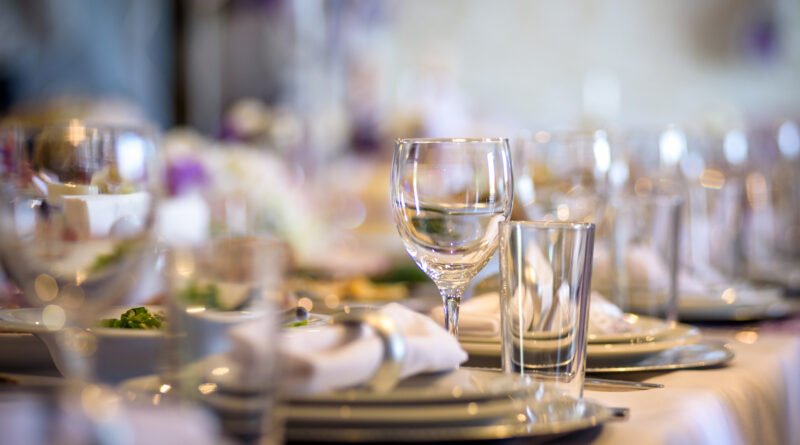 mesa de Juana Viale: mesa elegante servida con flores