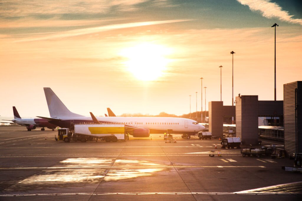 Milei en Argentina Week: avión en pista de aeropuerto al atardecer