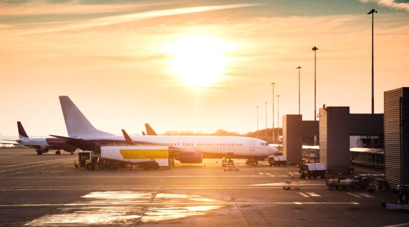 Milei en Argentina Week: avión en pista de aeropuerto al atardecer