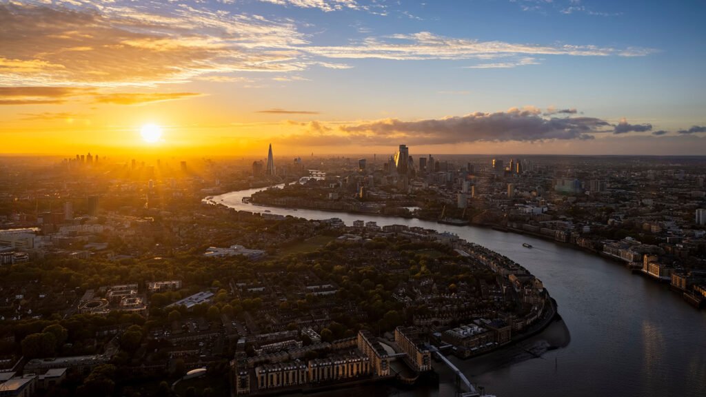 Milei viaja a Londres: vista del skyline de Londres con el Támesis