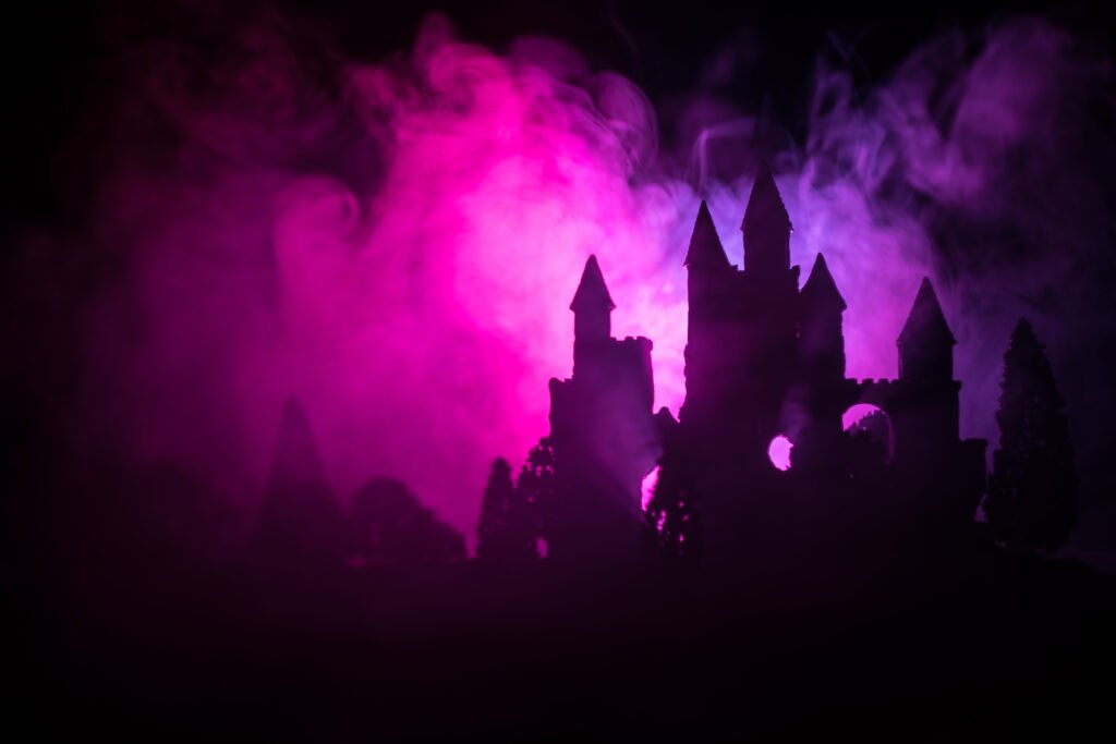 Mis muertos tristes: castillo antiguo entre la niebla con clima de terror