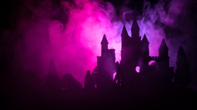Mis muertos tristes: castillo antiguo entre la niebla con clima de terror