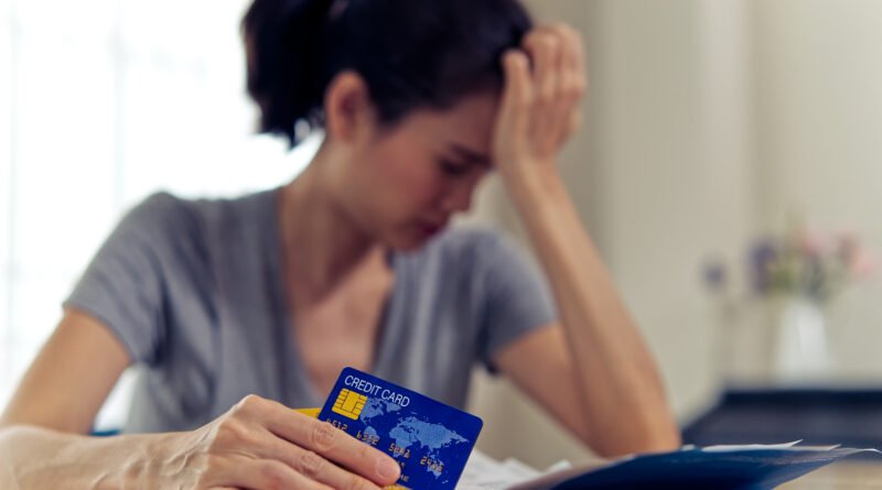 morosidad de las familias: persona con tarjeta de crédito y facturas