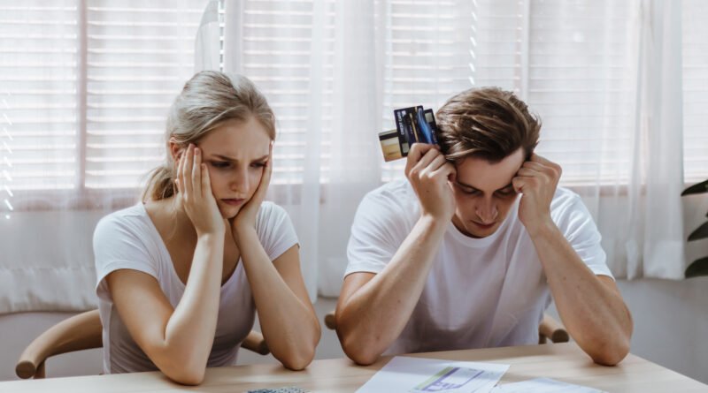 proyecto por morosidad: una pareja revisa facturas y deudas