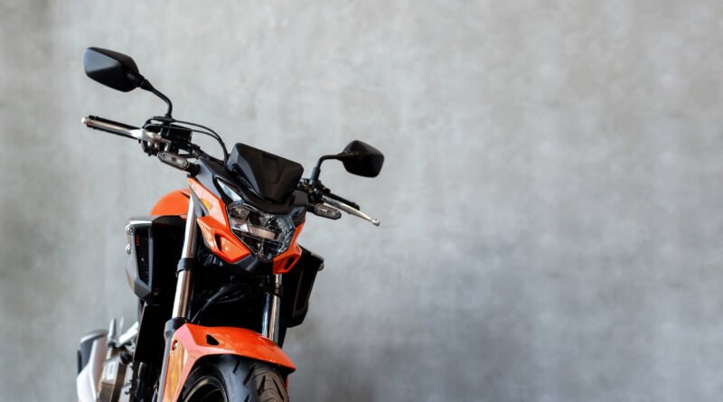 motos Honda: moto naked deportiva en un showroom