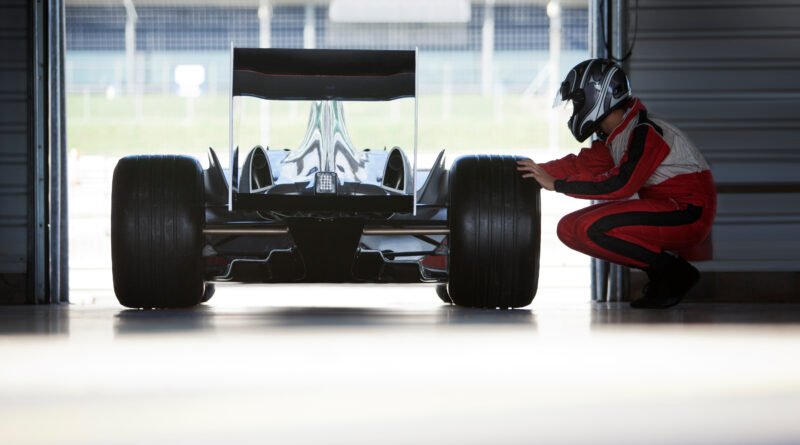 Nicolás Varrone: mecánico trabajando en un auto de carreras en el box