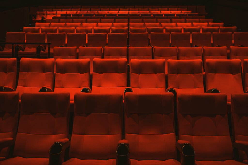 documental de Oasis: butacas rojas de cine vacías