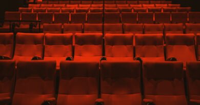 documental de Oasis: butacas rojas de cine vacías